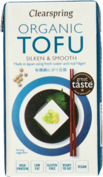 Biały karton tofu Clearspring Organic Silken & Smooth z niebieskim okręgiem i pałeczkami, widok z przodu.