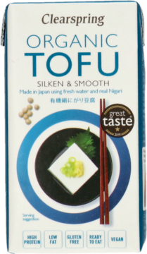 Biały karton tofu Clearspring Organic Silken & Smooth z niebieskim okręgiem i pałeczkami, widok z przodu.