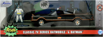 Jada Toys Classic TV Series Batmobile i figurka Batman w opakowaniu, czarny samochód z pomarańczowymi detalami.