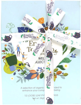 Prezentowy zestaw herbat English Tea Shop w jasnoniebieskim pudełku z kokardą, 12 organicznych piramidek.