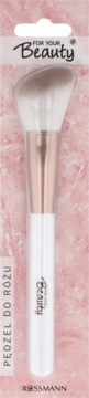 Biały pędzel do różu For Your Beauty z różowo-złotą skuwką w przezroczystym opakowaniu na różowym tle.