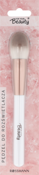 Pędzel For Your Beauty do rozświetlacza, biała rączka, różowe złoto, beżowe włosie, w blistrze na różowym tle.