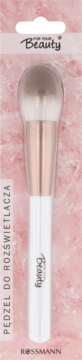 Pędzel For Your Beauty do rozświetlacza, biała rączka, różowe złoto, beżowe włosie, w blistrze na różowym tle.