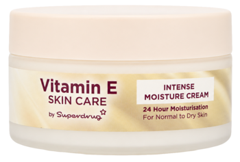Krem Superdrug Vitamin E Intense Moisture Cream, beżowy słoiczek, widok z przodu, dla skóry normalnej i suchej.