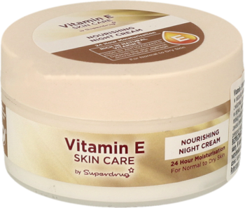 Superdrug Vitamin E Nourishing Night Cream, beżowy słoiczek, widok pod kątem, dla skóry normalnej/suchej.