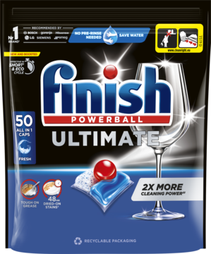 Finish Powerball Ultimate 50 kapsułek do zmywarki w czarno-niebieskim opakowaniu, z błyszczącym kieliszkiem.