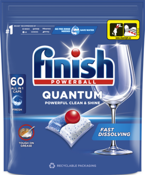 Finish Powerball Quantum kapsułki do zmywarki 60 sztuk w niebieskim opakowaniu, z widokiem na kapsułkę i czysty kieliszek.