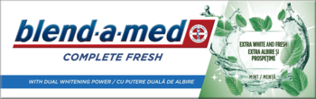 Pasta Blend-a-med Complete Fresh, biała tubka z niebiesko-czerwonym logo i zielonymi liśćmi, podwójna moc wybielania.