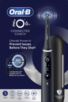 Czarna szczoteczka elektryczna Oral-B iO6N Connected Coach z etui, widoczna na opakowaniu.