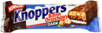 Knoppers Baton Orzechowy Dark w opakowaniu. Widoczny przekrój: ciemna czekolada, orzechy, karmel, warstwy.