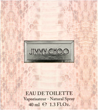 Jimmy Choo Eau de Toilette dla kobiet, opakowanie w jasnoróżową skórę węża, z metalicznym logo, widok z przodu.