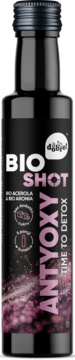 Czarna butelka BIO SHOT ANTYOXY, napój z aronią i acerolą, widok z przodu, różowy napis i jagody.