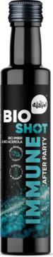Ciemna butelka BIO SHOT IMMUNE AFTER PARTY z turkusowym napisem, widok z przodu, z imbirem i acerolą.