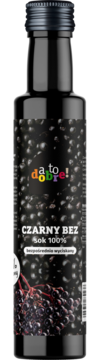Sok z czarnego bzu 100% da to dobre! w czarnej butelce. Etykieta z grafiką owoców bzu, widok z przodu.