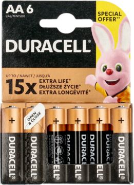 Duracell AA 6-pak baterii alkalicznych w czarnym opakowaniu, widok z przodu, z królikiem i hasłem 15x dłużej.