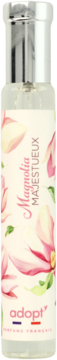 Woda perfumowana Adopt' Magnolia Majestueux w przezroczystej butelce z etykietą w różowe magnolie, widok z przodu.
