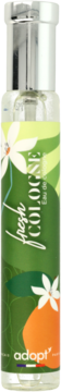Adopt' Fresh Cologne, przezroczysta butelka wody kolońskiej z zieloną etykietą, mandarynką i kwiatami.