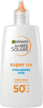 Garnier Ambre Solaire Super UV Fluid SPF 50+ z kwasem hialuronowym w białej butelce, widok z przodu.