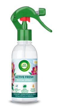 Odświeżacz Air Wick Active Fresh spray, eukaliptus i frezja, biała butelka z zielonym spustem, pod kątem.