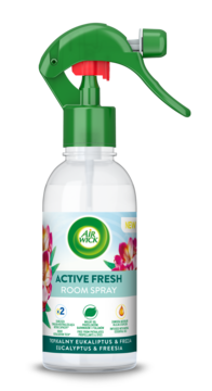 Odświeżacz Air Wick Active Fresh spray, eukaliptus i frezja, biała butelka z zielonym spustem, pod kątem.