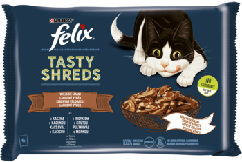 Granatowa saszetka Felix Tasty Shreds, karma dla kota, szarpane kąski w sosie, z czarno-białym kotem.