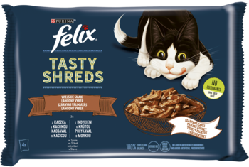 Granatowa saszetka Felix Tasty Shreds, karma dla kota, szarpane kąski w sosie, z czarno-białym kotem.