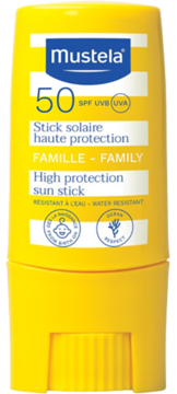 Mustela SPF 50 sun stick, żółty sztyft ochronny, z niebieskimi napisami, widok z przodu, wodoodporny.