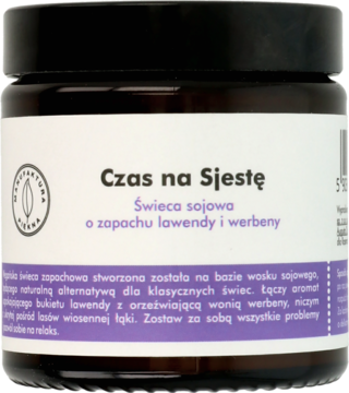 Cylindryczna, ciemna świeca sojowa Czas na Sjestę z białą etykietą, o zapachu lawendy i werbeny.