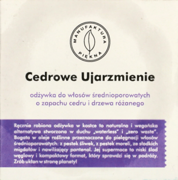 Biało-fioletowa etykieta odżywki w kostce Cedrowe Ujarzmienie, z logo Manufaktura Piękna i opisem zapachu cedru i róży.