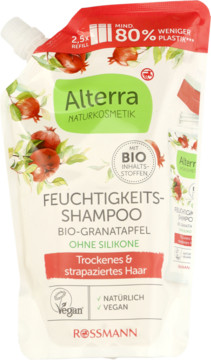 Alterra nawilżający szampon BIO-Granatapfel w białej saszetce uzupełniającej, z 80% mniej plastiku, widok z przodu.