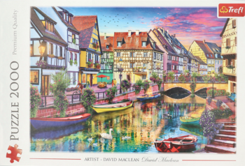 Trefl Puzzle 2000, artysta David Maclean: malownicze miasteczko z kanałem, kolorowe domy, łódki, widok pudełka.