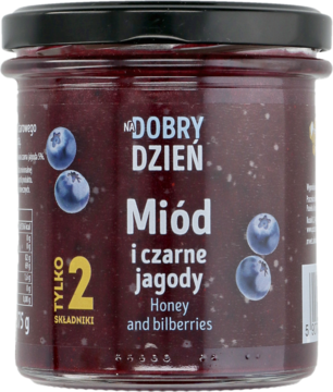 Szklany słoik miodu Dobry Dzień z czarnymi jagodami, widok z przodu, ciemnofioletowy miód i etykieta z owocami.
