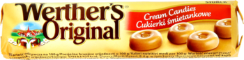 Frontowe ujęcie żółtego opakowania Werther's Original Cukierków śmietankowych z trzema złotymi karmelkami.