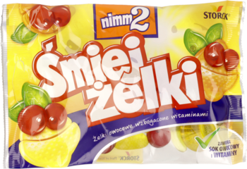 Opakowanie żółto-fioletowych żelków Śmiejżelki nimm2, z owocowymi żelkami i logo Storck, widok z przodu.