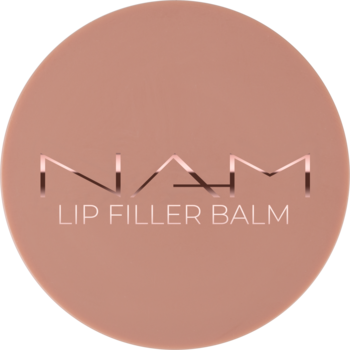 Matowy, beżowy balsam do ust NAM Lip Filler Balm w okrągłym opakowaniu, widok z góry.