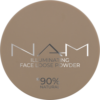 Okragle wieczko pudru NAM Illuminating Face Loose Powder, taupe, z metalicznym logo i napisem *90% NATURAL.