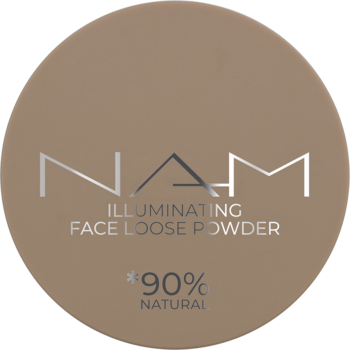 Okragle wieczko pudru NAM Illuminating Face Loose Powder, taupe, z metalicznym logo i napisem *90% NATURAL.