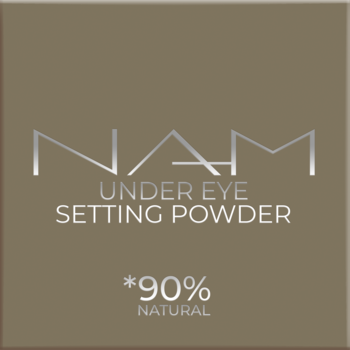 Sypki puder pod oczy NAM, brązowe opakowanie ze srebrnym logo i napisem "90% NATURAL", widok z przodu.