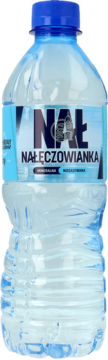 Przezroczysta butelka naturalnej wody mineralnej Nałęczowianka, z niebieską nakrętką i etykietą, widok z przodu.
