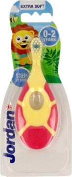 Dziecięca szczoteczka Jordan extra soft 0-2 lata, żółto-czerwona, z lwem na opakowaniu, widok z przodu.
