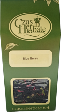 Pionowe zielone pudełko herbaty czarnej liściastej Blue Berry Czas na Herbatę z okienkiem ukazującym liście.