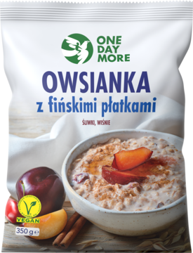Owsianka One Day More z fińskimi płatkami owsianymi, śliwkami i wiśniami, obok miska z gotową owsianką.