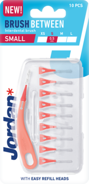 Zestaw interdentalnych szczoteczek Jordan Brush Between Small 0.5 mm, 10 sztuk, z pomarańczowym uchwytem, widok z przodu.