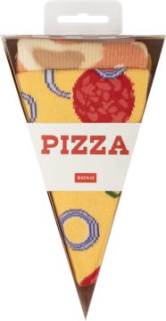 Skarpety męskie pizza, żółte z czerwonymi dodatkami, w trójkątnym pudełku imitującym kawałek. Widok z przodu.