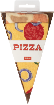 Skarpety męskie pizza, żółte z czerwonymi dodatkami, w trójkątnym pudełku imitującym kawałek. Widok z przodu.
