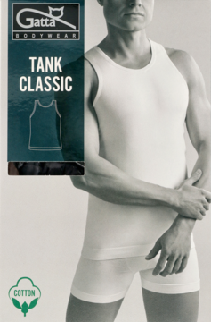 Klasyczny biały podkoszulek męski Gatta Tank Classic na modelu, z opakowaniem produktu z lewej.