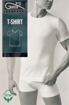 Biały bawełniany T-shirt męski Gatta na modelu z krótkim rękawem i okrągłym dekoltem, obok opakowanie.