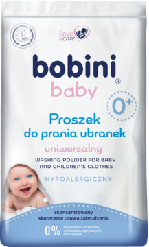 Biała saszetka Bobini Baby hipoalergicznego proszku do prania ubranek dziecięcych 0+, z uśmiechniętym dzieckiem, widok z przodu.