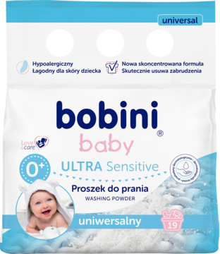 Bobini Baby ULTRA Sensitive proszek do prania uniwersalny w białej torebce z niebieskimi detalami i uśmiechniętym dzieckiem.