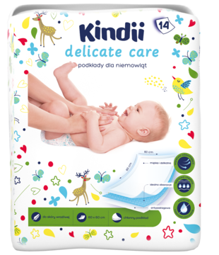 Kindii Delicate Care, białe opakowanie podkładów dla niemowląt, 14 szt. 60x60 cm, z grafiką dziecka, widok z przodu.